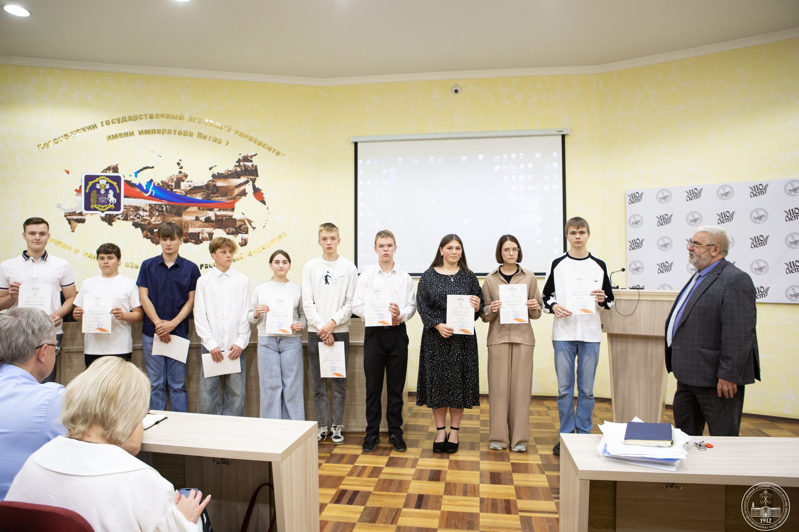 УЧЕНЫЙ СОВЕТ НАЧИНАЕТСЯ С НАГРАЖДЕНИЙ!
