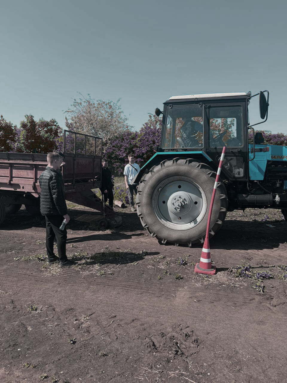 СТУДЕНТЫ, ОСВАИВАЮЩИЕ ПРОГРАММУ «ТРАКТОРИСТ-МАШИНИСТ» КАТЕГОРИИ «C» В СТУДЕНЧЕСКИХ ОТРЯДАХ, ПРОХОДЯТ ПРАКТИЧЕСКУЮ ПОДГОТОВКУ.
