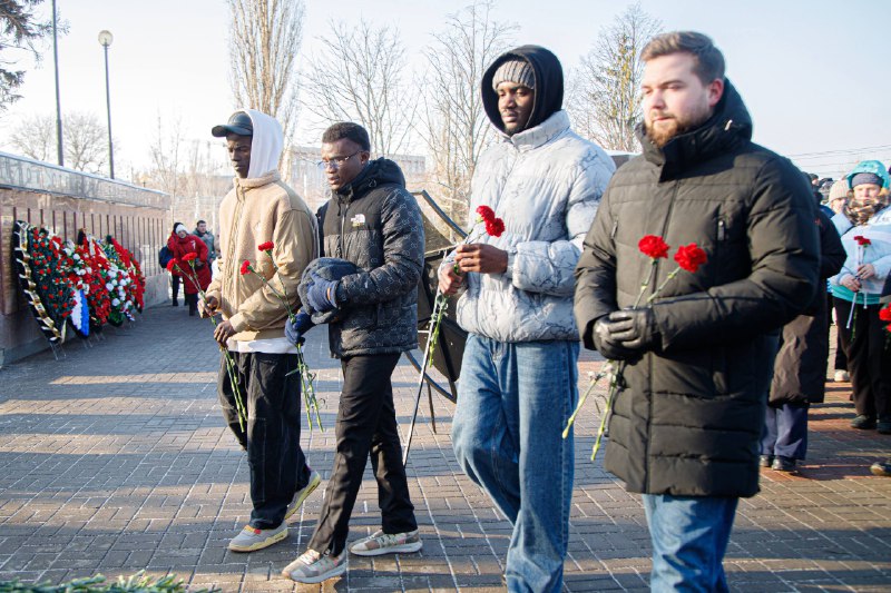 ИНОСТРАННЫЕ СТУДЕНТЫ ВГАУ ПОЧТИЛИ ПАМЯТЬ ЗАЩИТНИКОВ ВОРОНЕЖА