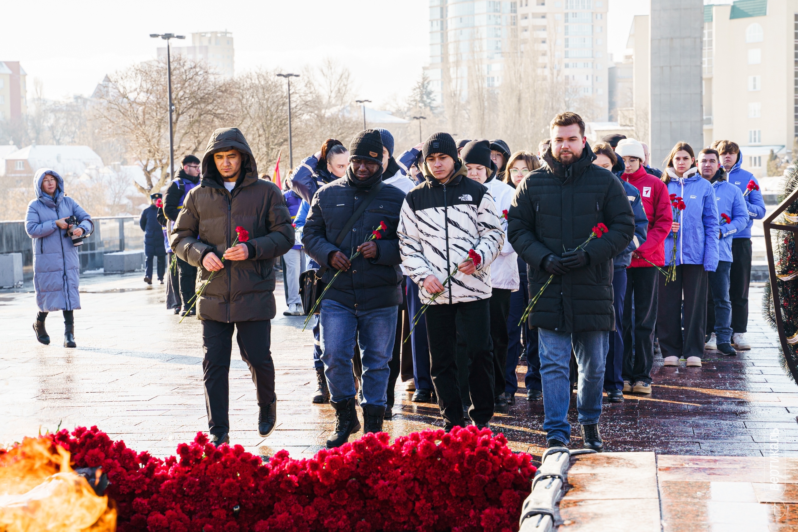 ИНОСТРАННЫЕ СТУДЕНТЫ ВГАУ ПОЧТИЛИ ПАМЯТЬ ПАВШИХ ВОИНОВ НАКАНУНЕ ДНЯ ЗАЩИТНИКА ОТЕЧЕСТВА