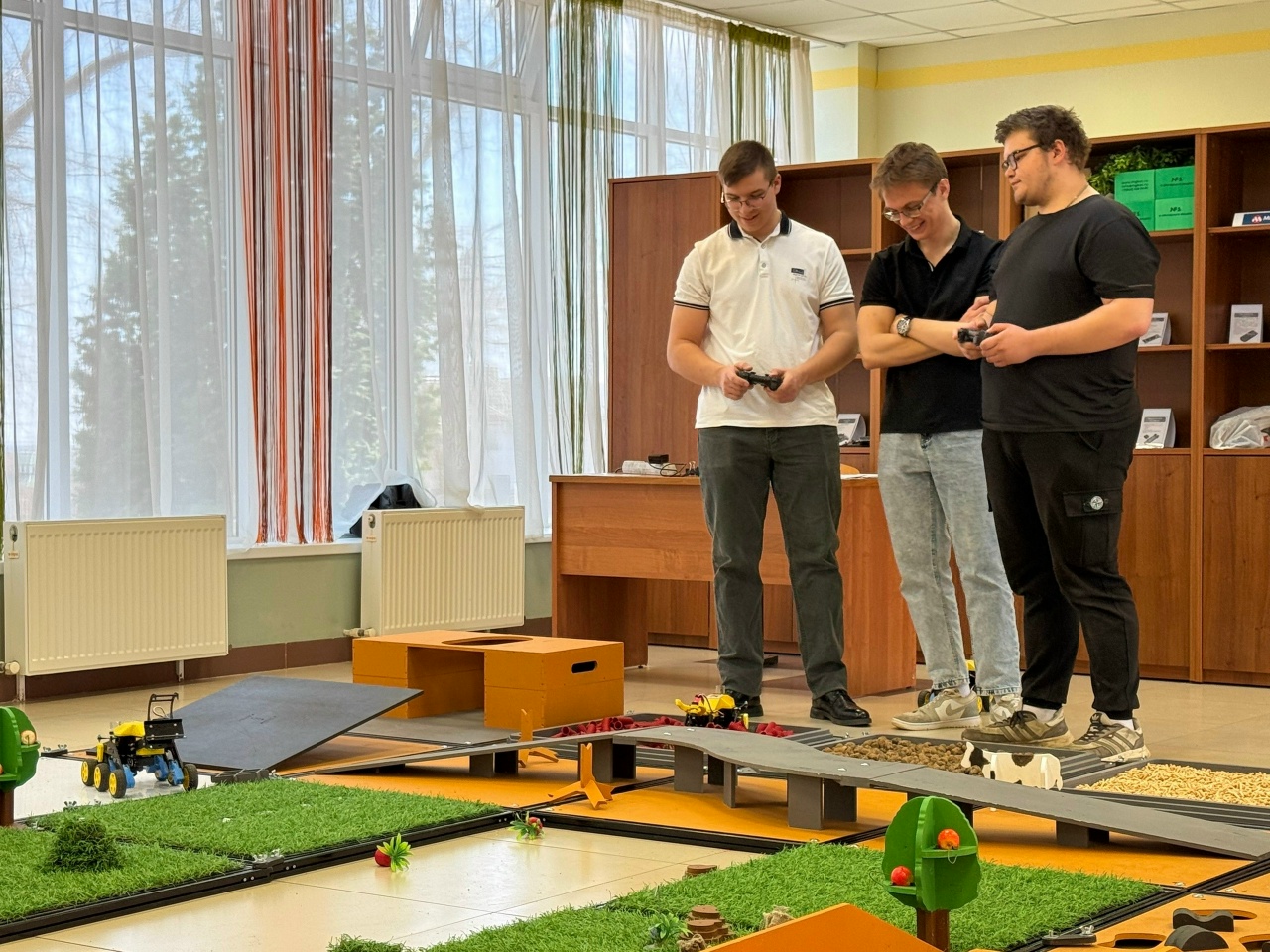 ПРАКТИЧЕСКИЕ ЗАНЯТИЯ ПО РОБОТОТЕХНИКЕ И БЕСПИЛОТНЫМ АВИАЦИОННЫМ СИСТЕМАМ ДЛЯ АГРОТЕХКЛАССОВ ПРОШЛИ ВО ВГАУ