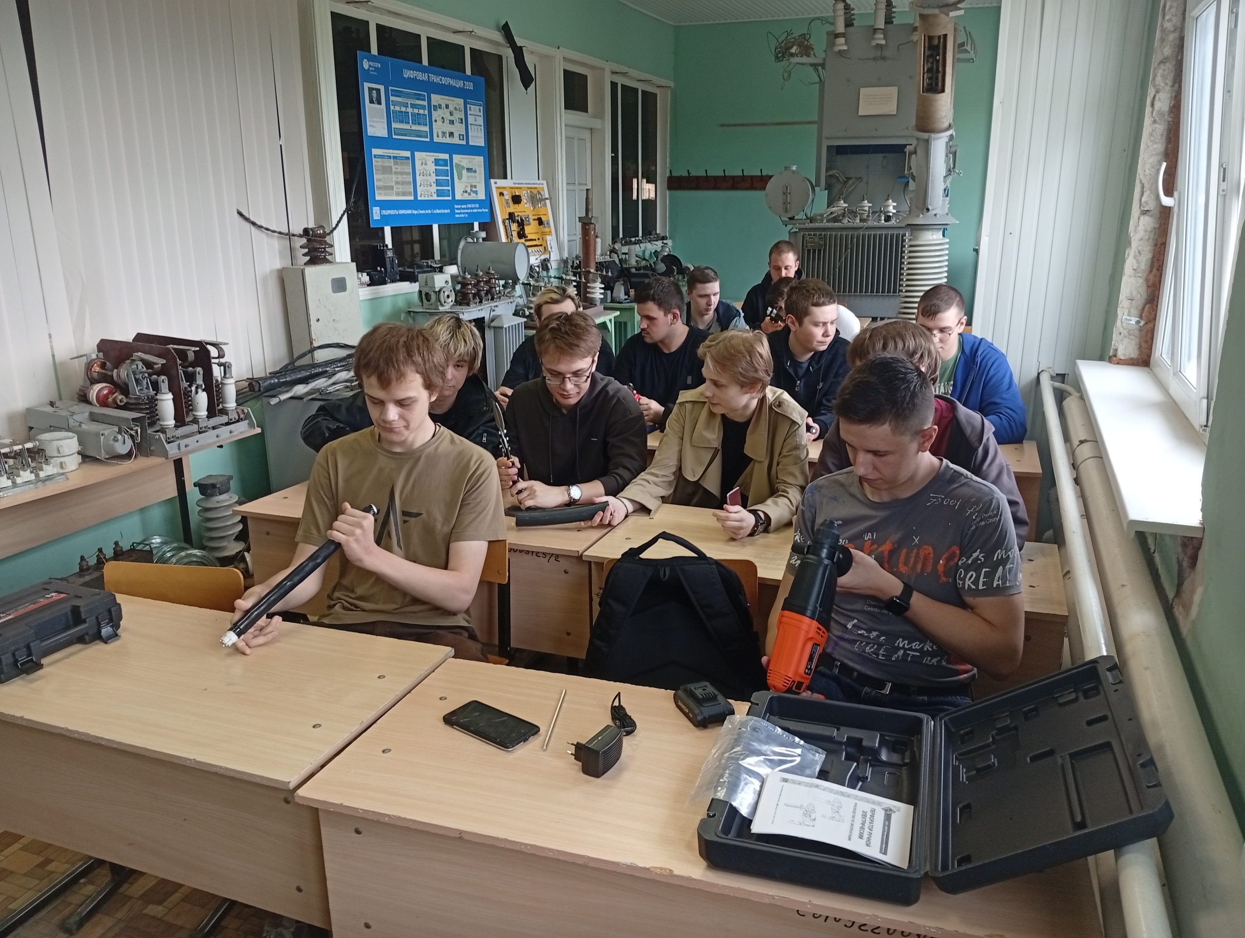ПРОДОЛЖАЕТСЯ ПРАКТИКА БОЙЦОВ СТУДЕНЧЕСКИХ ОТРЯДОВ ВОРОНЕЖСКОГО ГАУ, ОБУЧАЮЩИХСЯ ПО ПРОГРАММЕ ПРОФЕССИОНАЛЬНОГО ОБУЧЕНИЯ «ЭЛЕКТРОМОНТАЖНИК ПО КАБЕЛЬНЫМ СЕТЯМ 3-ГО РАЗРЯДА»