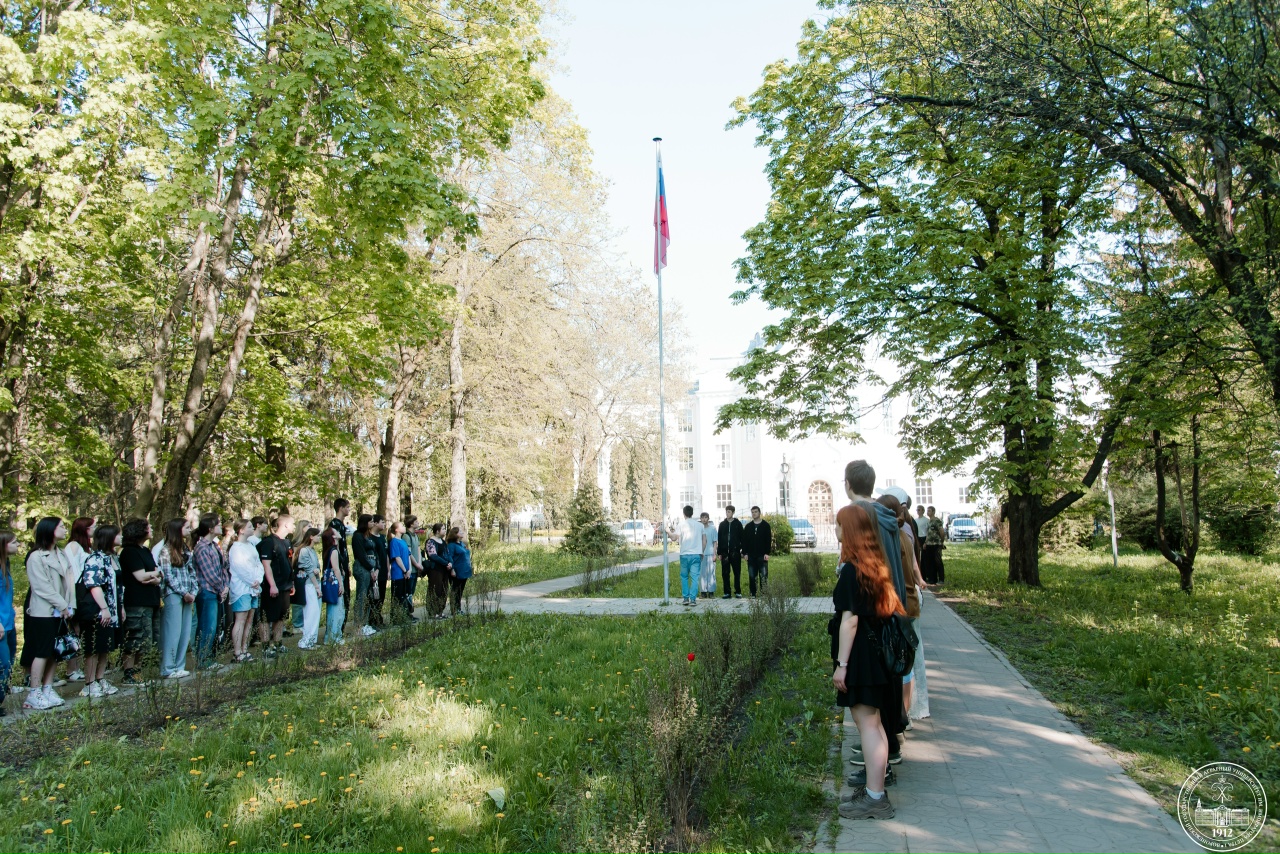 ТОРЖЕСТВЕННОЕ ПОДНЯТИЕ ФЛАГА КО ДНЮ ПОБЕДЫ