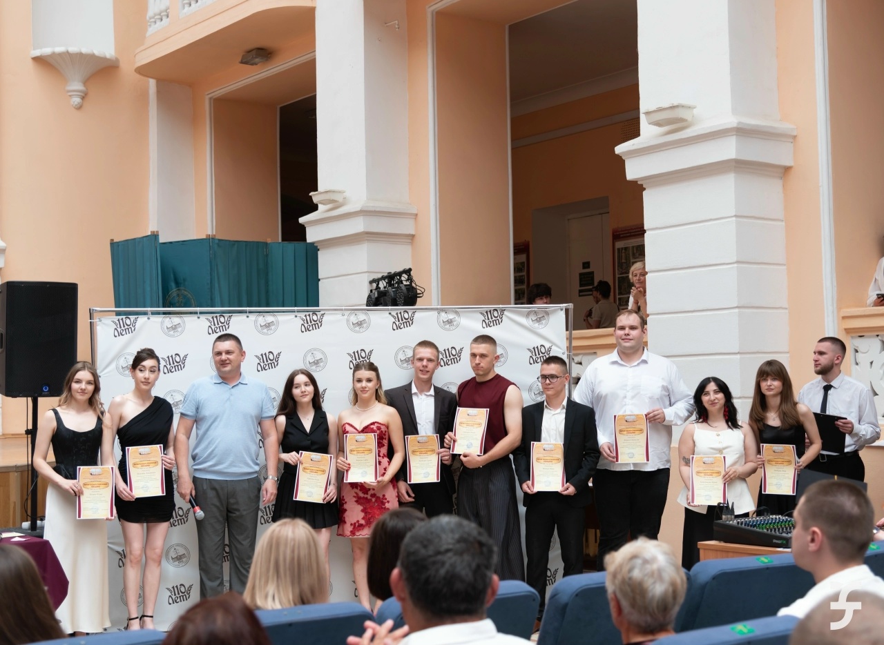 ВЫПУСКНИКАМ ЭКОНОМИЧЕСКОГО ФАКУЛЬТЕТА ВРУЧИЛИ ДИПЛОМЫ