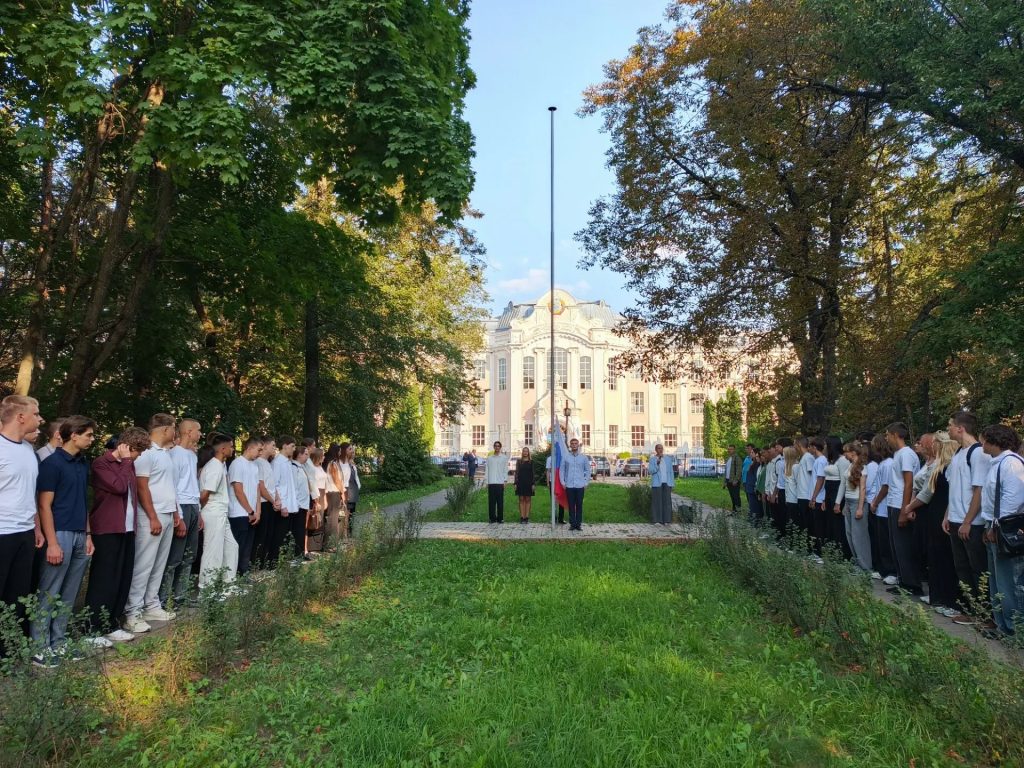 В ДЕНЬ ЗНАНИЙ ВО ВГАУ ПРОШЛА ТОРЖЕСТВЕННАЯ ЦЕРЕМОНИЯ ПОДНЯТИЯ ФЛАГА