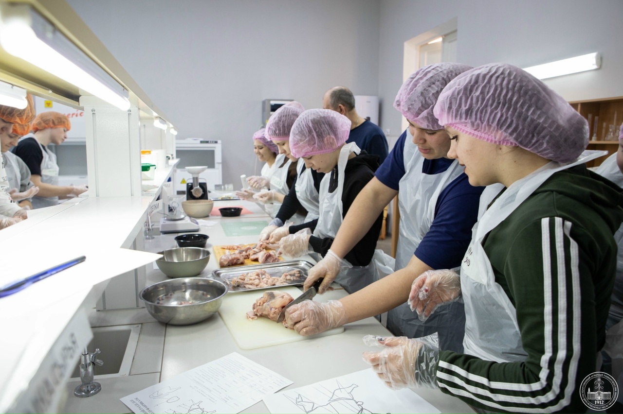 ШКОЛЬНИКИ ИЗ СРЕДНЕГО ИКОРЦА ПОБЫВАЛИ НА ПРАКТИЧЕСКИХ ЗАНЯТИЯХ В ВГАУ