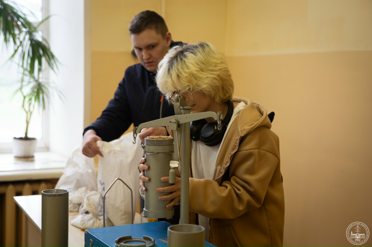 ПРАКТИЧЕСКИЕ ЗАНЯТИЯ АГРОТЕХНОЛОГИЧЕСКИХ КЛАССОВ ПРОШЛИ НА БАЗЕ ВГАУ